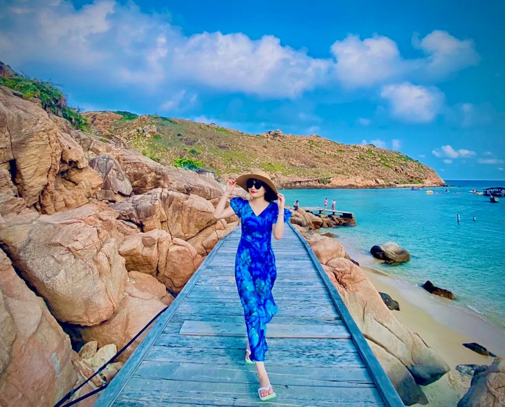 The unique wooden bridge of Hon Kho adds charm and character to the island’s landscape
